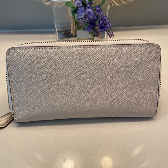 LIKE NEW COACH WALLET!  Crossgrain leather ‘Chalk’ color w/gold tone hardware. - Picture 3 of 4